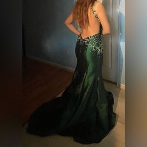 I’m selling this formal dark green mermaid style dress